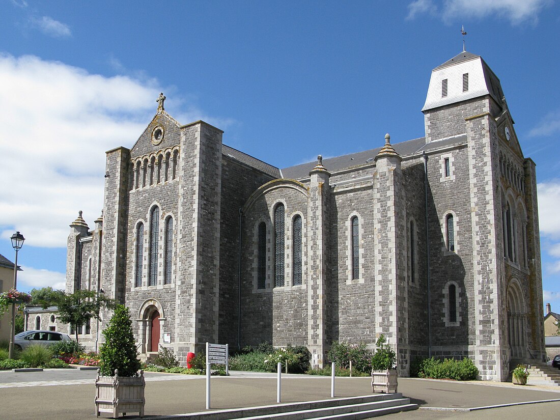 File:Saint-Ouën-des-Toits - L'église (2).jpg