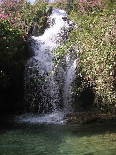 File:Salto de agua, antes del río Chillar - panoramio.jpg