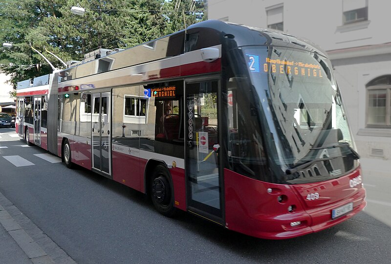 File:Salzburg, Hess-O-Bus am Hbf, 2.jpg