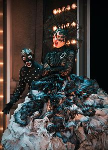 Den sentrale scenen i operaen: Dronningen om natten instruerer Monostatos om å bringe datteren tilbake.  Julia Novikova og Klaus Kuttler, Salzburg-festivalen 2012