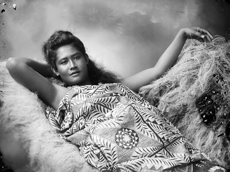 File:Samoan girl, wearing an elaborate Lavalava, draped in a Siapo (barkcloth).jpg