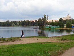 Озера санкт петербурга. Суздальские озёра парк Санкт-Петербург. Суздальское озеро Выборгское шоссе. Парк у верхнего Суздальского озера СПБ. Верхнее Суздальское озеро парк.