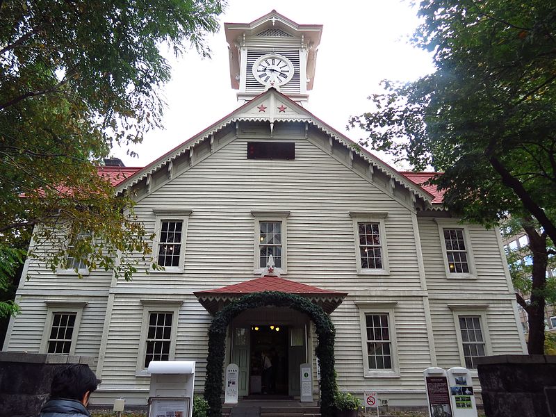 File:Sapporo Clock Tower (16144265946).jpg