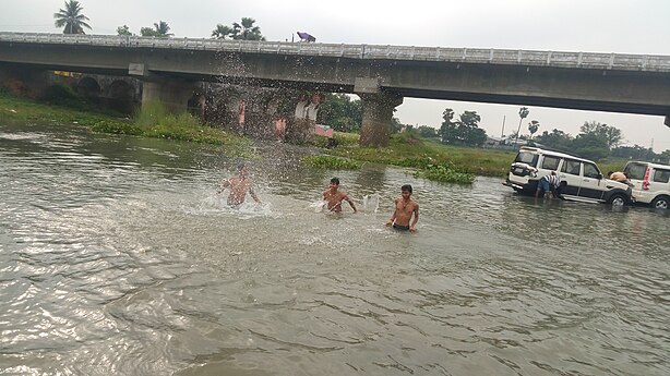 People bathing in Saura river near Purnea city, kali mandir. Saura.jpg