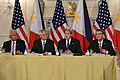 Госсекретарь Керри и министр обороны Эш Картер встретились с министром иностранных дел Филиппин Альбертом Ф. Дель Росарио (24339414025) .jpg