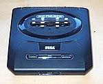 Sega Genesis 2 (Klammerna av metall som sitter i kassettporten är till för att 32X-modulen ska fungera.)