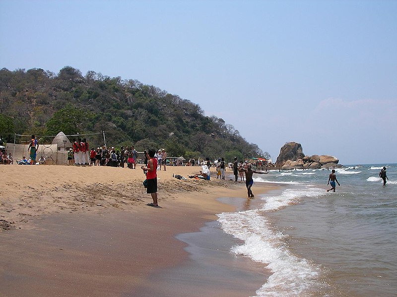 File:Senga Bay Strand.JPG