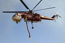 Une grue volante à réservoir d'eau (surnommée Shania) engagée dans la lutte contre les feux de broussaille à Lithgow, en Nouvelle-Galles du Sud en novembre 2006.