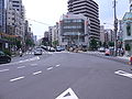 春日通與新宿方向入口（2005年6月12日）