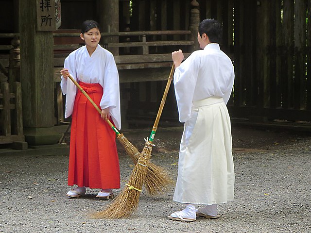 Two Shinto priests wearing hakama; note lack of koshi-ita (腰板)