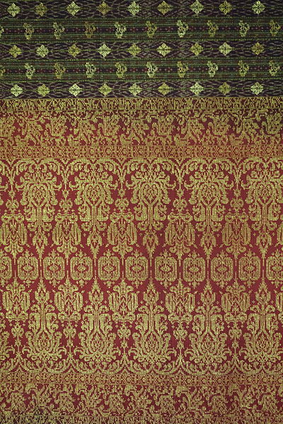 400px-Skirt_cloth_(sarong),_Terengganu,_Malaysia,_view_2,_late_19th_century,_silk,_gold_thread_-_Textile_Museum_of_Canada_-_DSC01006.JPG (400×600)