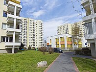 Wnętrze osiedla. Budynki pod adresami (od lewej do prawej): ul. Batuty: 7D, 7C, 7B (przedszkole), 7 i 7A z widocznymi charakterystycznymi balkonami