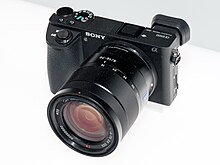 Descripción de la Sony Alpha ILCE-6500 frontal izquierda 2017 CP + imagen .jpg.