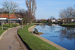 Southchurch park lake - geograph.org.inggris - 1175271.jpg