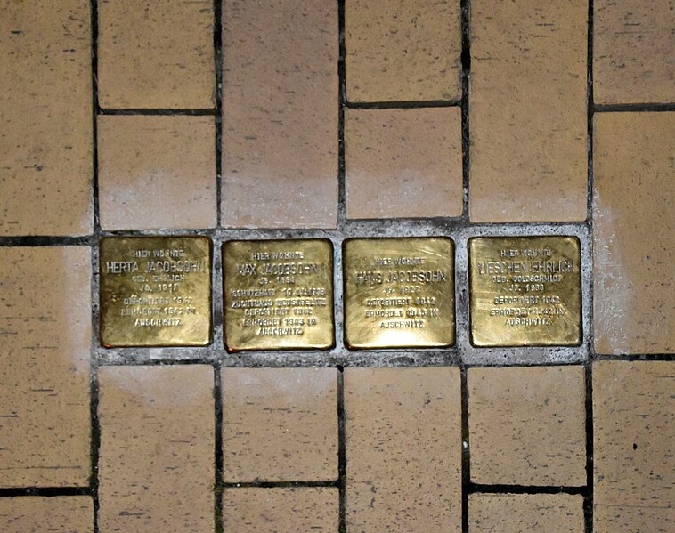 File:Stolperstein Güstrow Hansenstraße 1 Kombi.jpg