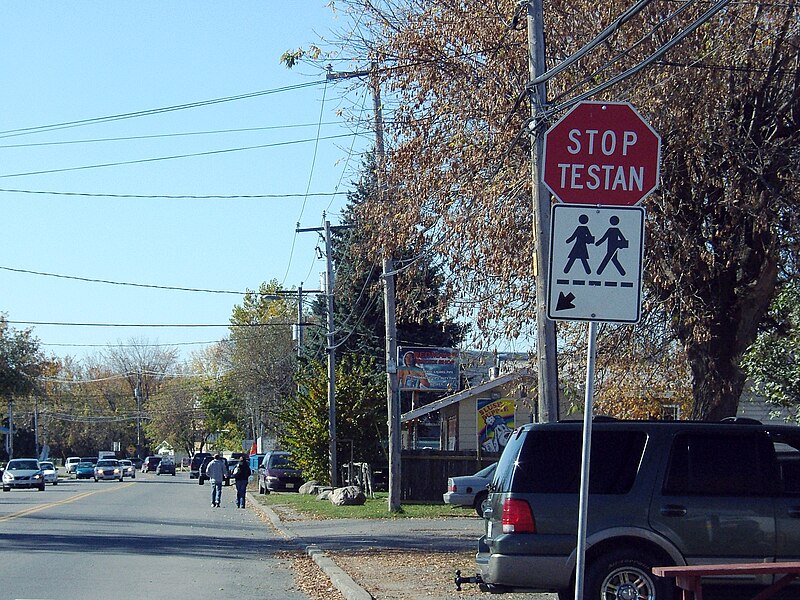 File:Stop sign in Kahnawake.jpg