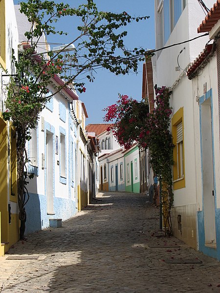 File:Street in Ferragudo - The Algarve, Portugal (1469921670).jpg