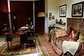 Opiskele sohvan kanssa, Freud Museum London, 18M0138.jpg