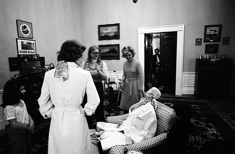 File:Susan Ford and an Unidentified Child Look At a Skeleton First Lady Betty Ford and her Secretary Nancy Howe Dressed for Halloween in the President's Private Study on the Second Floor of the White House - NARA - 12082678.jpg