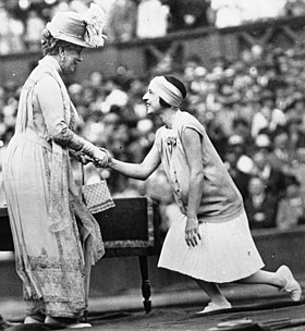 Suzanne Lenglen apertando a mão da Rainha, 1926.jpg