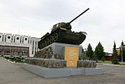 Monumentiksi nostettu T-34 -panssarivaunu Uralvagonzavodin pääkonttorin edustalla.
