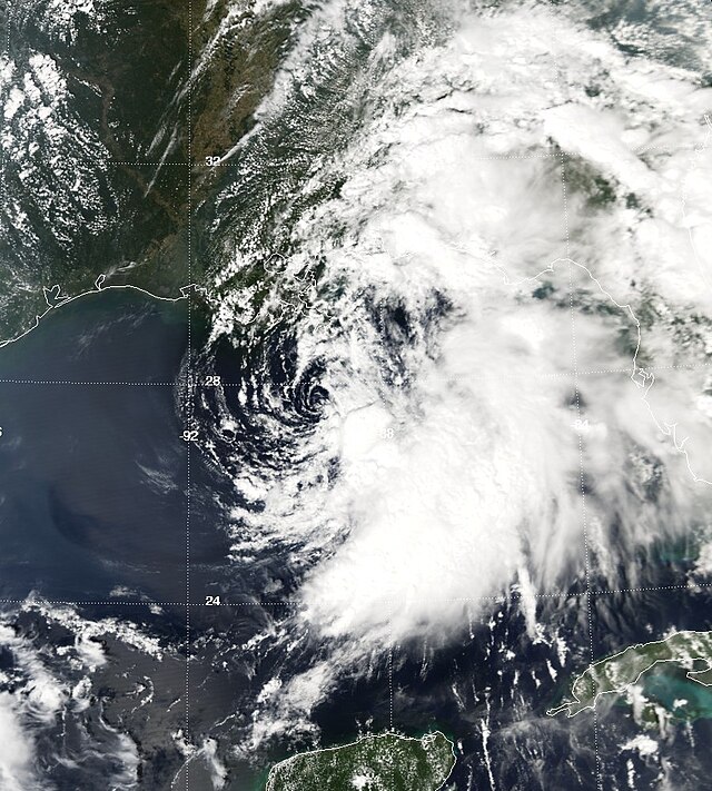 热带风暴汉娜的卫星图像。大部分云团在风暴中心以东组织，其时系统位于路易斯安那州南部