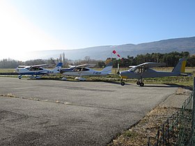 Flera flygplan på flygfältet 2017.