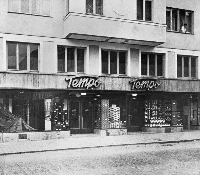 File:Tempo varuhuset på Nybrogatan 37, Östermalmstorg, år 1932, SSMFA031406S.tif