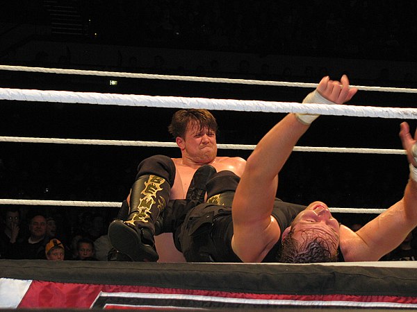 The Miz voert een "Figure Four Leglock" uit op Dean Ambrose