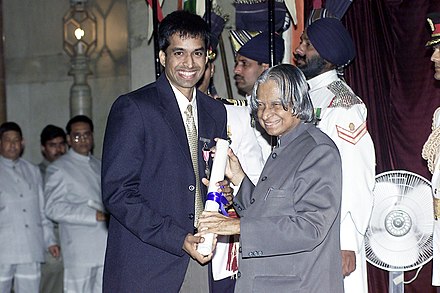 Pullela (left) is awarded the Padma Shri by President A. P. J. Abdul Kalam, c. 2005.