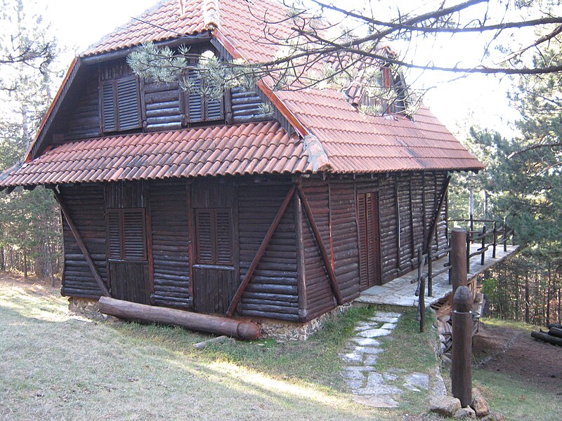 File:The wooden hut on Divčibare.jpg