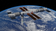 神舟十三號任務期間的天宮空間站構型，此時太空站共有3艘太空飛行器停泊，其中包括神舟十三號載人飛船以及天舟二號、天舟三號貨運飛船，兩艘貨運飛船在軌期間曾被用於進行轉位試驗以為即將開始的太空站建造階段做準備（2021年10月15日）