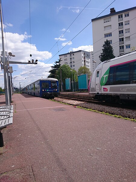 File:Train en gare d'Epinay-Villetaneuse.jpg