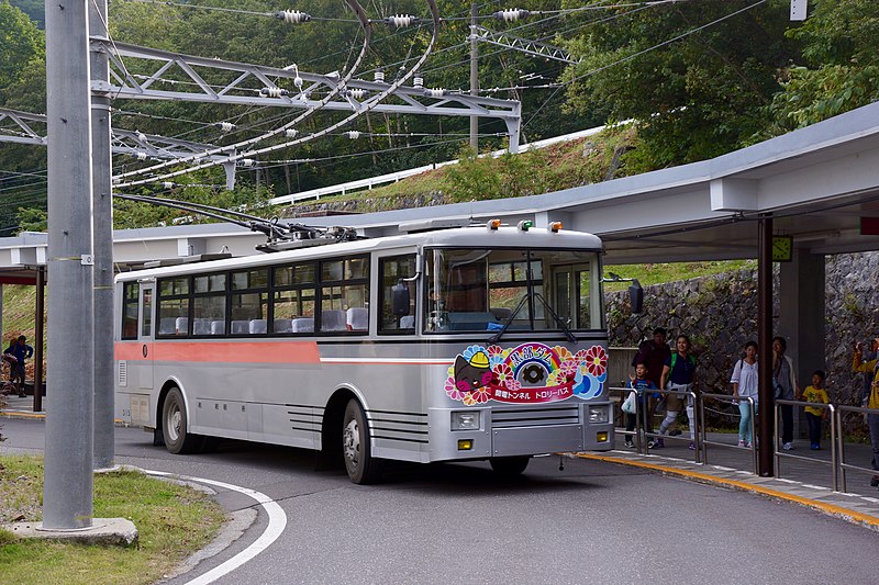 File:Trolleybus 315 of the Kurobe Dam line leaving Ogizawa station (2015).jpg