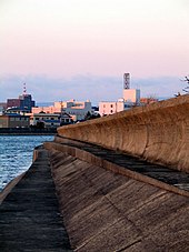 Фото дамбы на фоне здания