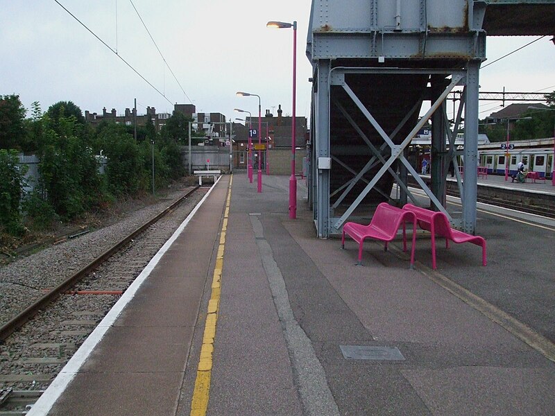 File:Upminster station platform 1a look west.JPG