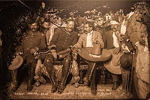 Tomás Urbina, Pancho Villa et Emiliano Zapata dans le Palais national de Mexico le 6 décembre 1914 (musée de la ville de Mexico). (définition réelle 5 133 × 3 424)