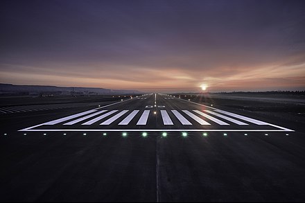 Дорогой аэропорт. Варна аэропорт ВПП. Взлетная полоса. Взлётно-посадочная полоса. Посадочная полоса ночью.