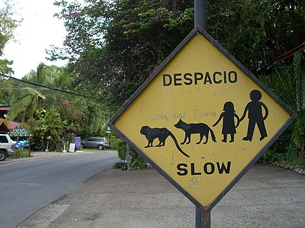 A road sign along the road in Manuel Antonio