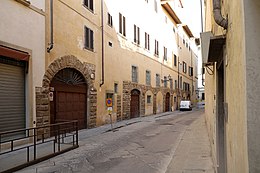 Via vincenzo malenchini, arcades partiellement tamponnées du palazzo bardi 02.jpg