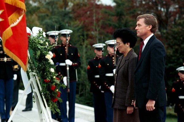 Aquino with U.S. Vice President Dan Quayle participate in the Veterans' Day Service at Arlington National Cemetery on November 10, 1989.