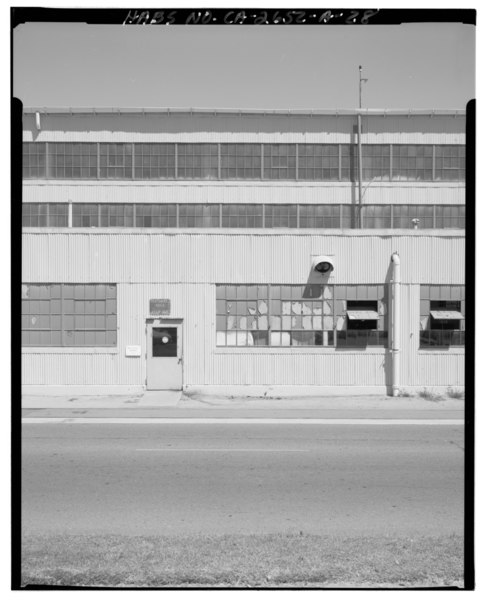 File:View north showing typical window and door detail on southern side of building. - Naval Air Station North Island, Seaplane Hangars, Roe Street, North Island, San Diego, San HABS CAL,37-SANDI,33A-28.tif