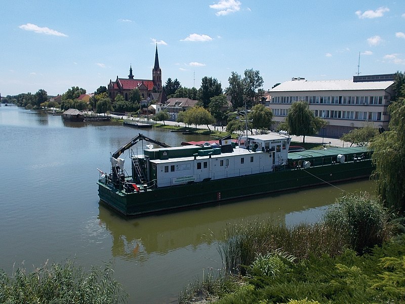File:Viza (ship, 1943) from Árpád Bridge, 2018 Ráckeve.jpg