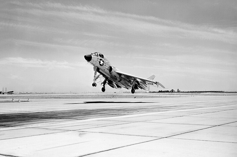 File:Vought F7U-3 Cutlass during evaluation of carrier approach techniques by the NACA Ames Research Center, 22 June 1955 (A-20486).jpg