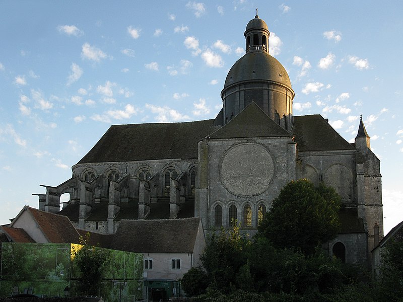 File:Vue de la collegiale.jpg