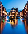 Das Wasserschloss (Hamburg) illuminiert zur blauen Stunde