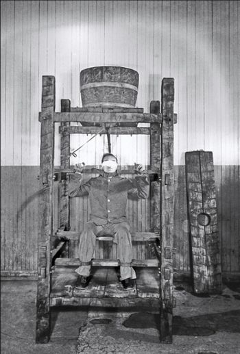 Water torture being executed in Sing Sing pris...