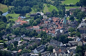 Westerholt. Links het kasteel, in het midden het oude dorp (Alte Freiheit) daaromheen de woonwijken voor de mijnwerkers
