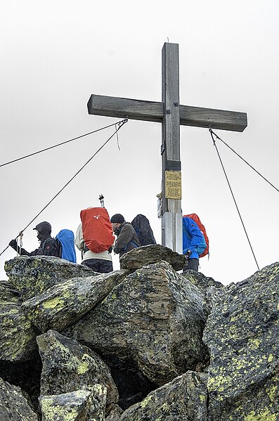 File:Wildes Mannle Gipfelkreuz.jpg