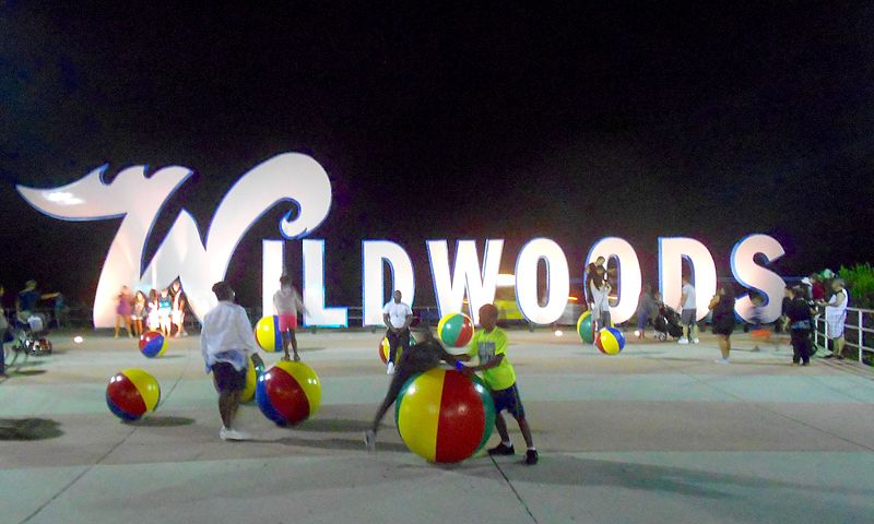 File:Wildwoods sign night.jpg